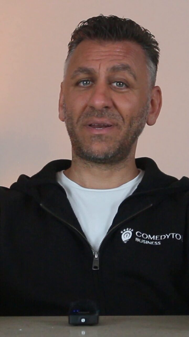 Cem Ali Gültekin im ComedyTour-Business-Video